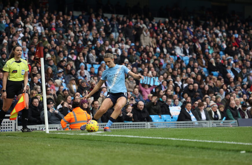 Kerstin Casparij wearing a light blue Man City home shirt taking a corner